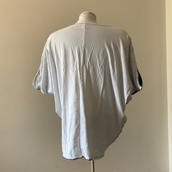 Monochrome blouse - Picture 2 of 3